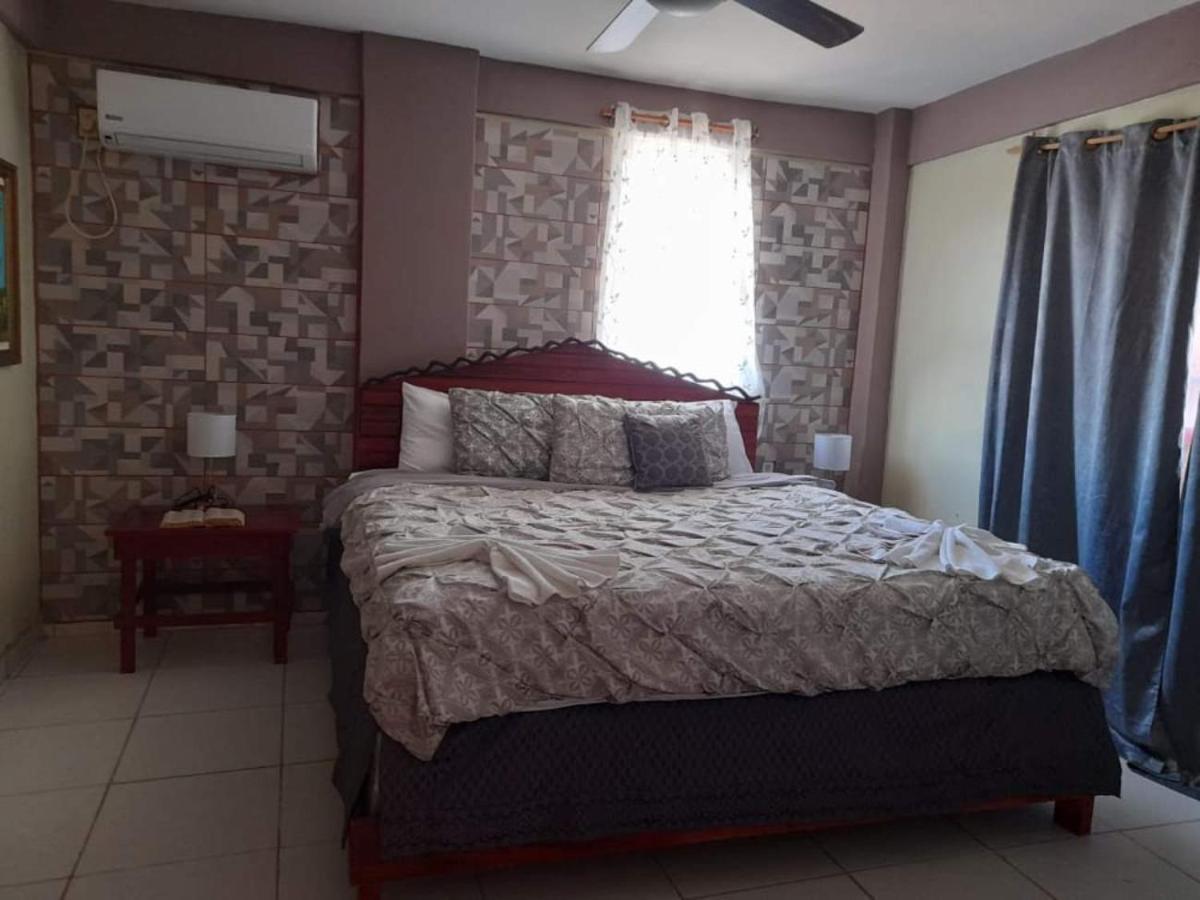 La Delphina Bed And Breakfast Bar And Grill La Ceiba Exterior photo