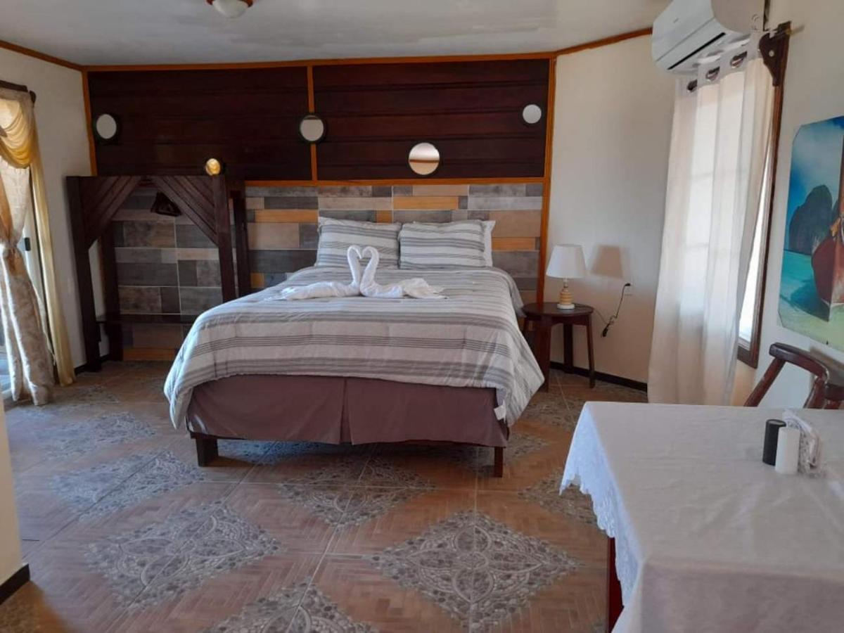 La Delphina Bed And Breakfast Bar And Grill La Ceiba Exterior photo
