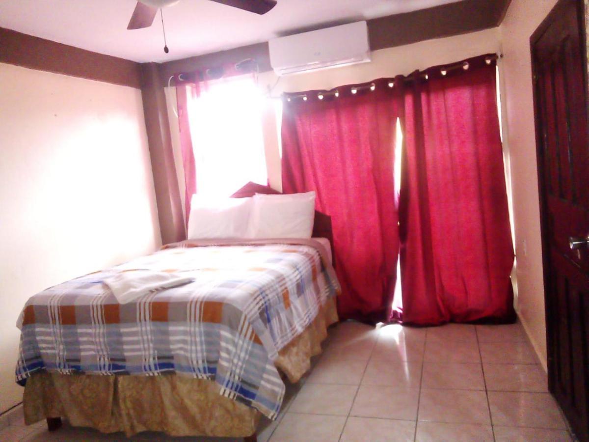 La Delphina Bed And Breakfast Bar And Grill La Ceiba Exterior photo