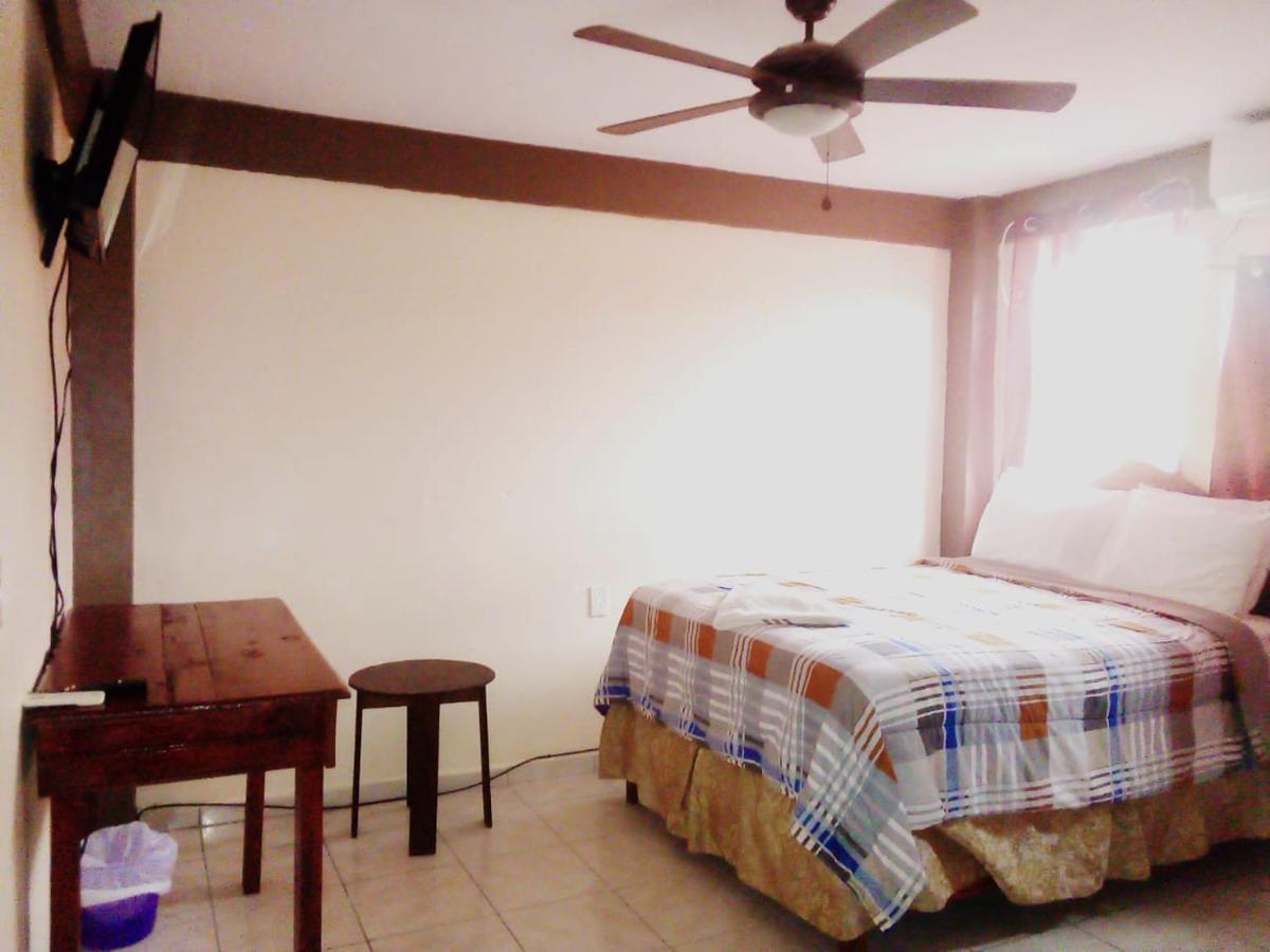 La Delphina Bed And Breakfast Bar And Grill La Ceiba Exterior photo