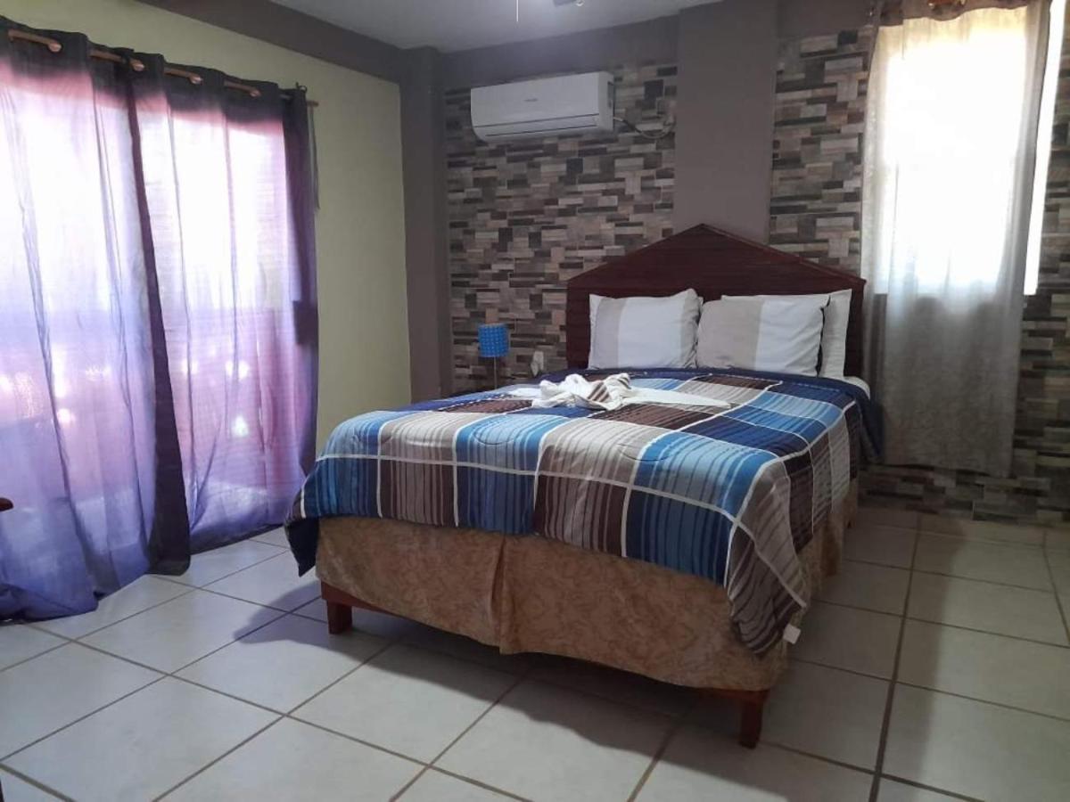 La Delphina Bed And Breakfast Bar And Grill La Ceiba Exterior photo