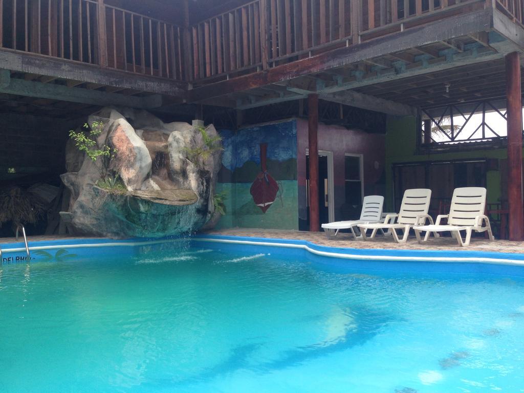 La Delphina Bed And Breakfast Bar And Grill La Ceiba Exterior photo