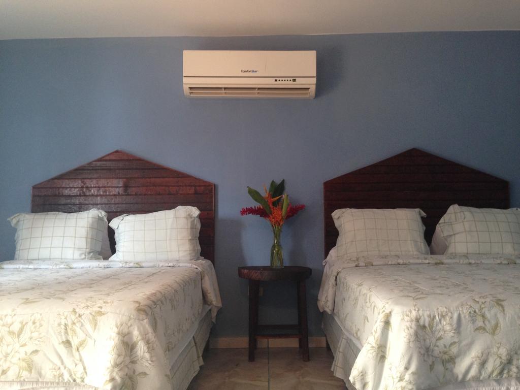La Delphina Bed And Breakfast Bar And Grill La Ceiba Exterior photo