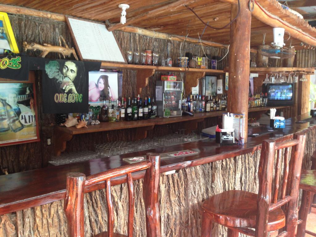 La Delphina Bed And Breakfast Bar And Grill La Ceiba Exterior photo