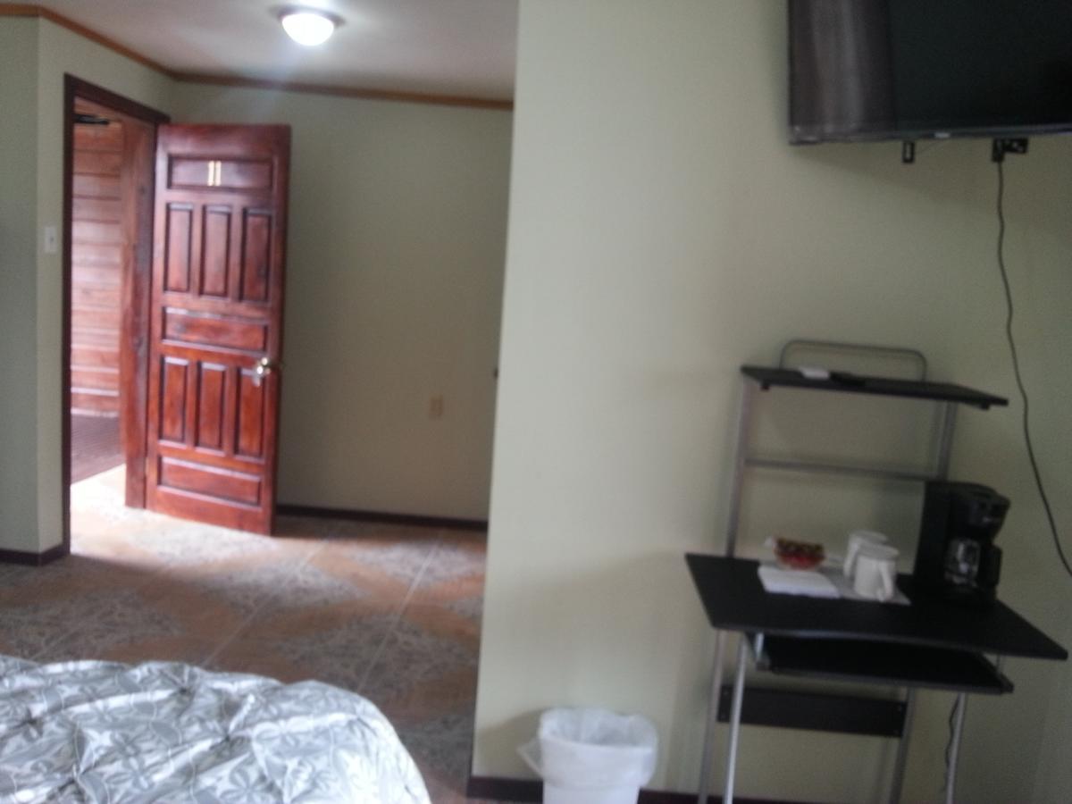 La Delphina Bed And Breakfast Bar And Grill La Ceiba Exterior photo