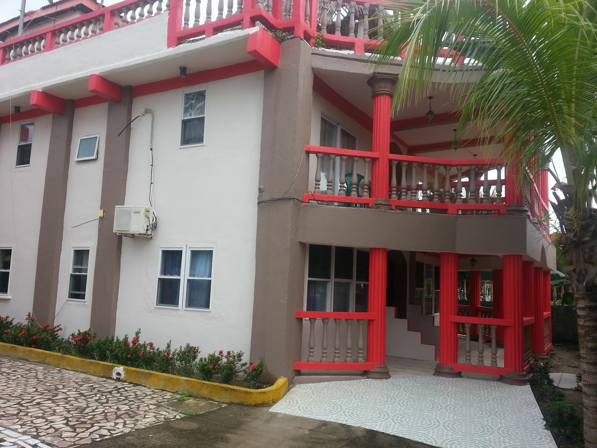 La Delphina Bed And Breakfast Bar And Grill La Ceiba Exterior photo